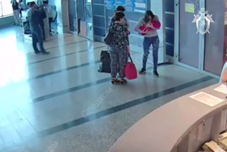 В Сети появилось видео, как омичка подарила ребенка петербурженке. Фото Все - скриншот YouTube