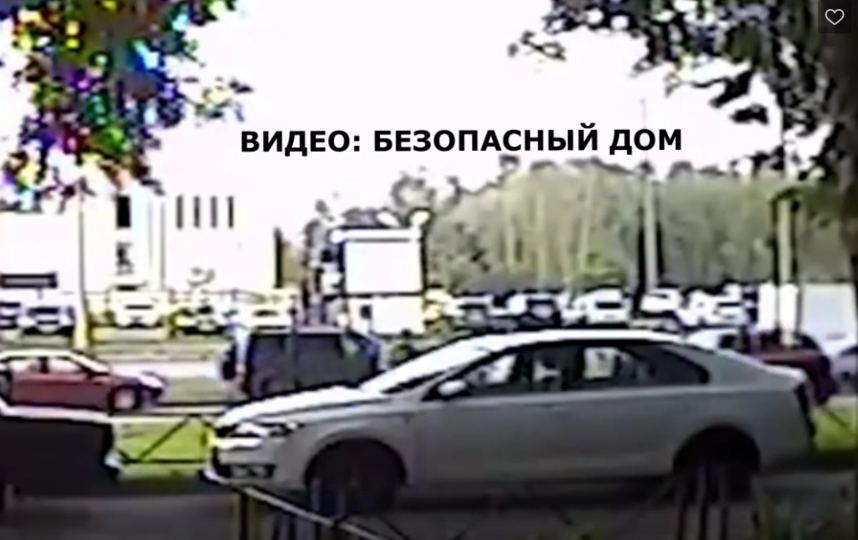 В Петербурге девушку протащили на капоте автомобиля несколько метров. Фото vk.com