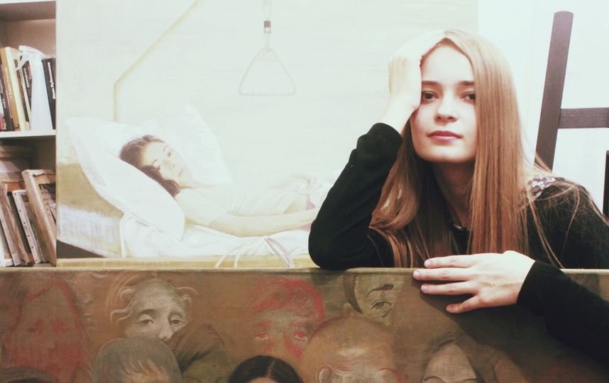 Полина Синяткина со своими работами. Фото Скриншот Instagram/paulina_siniatkina