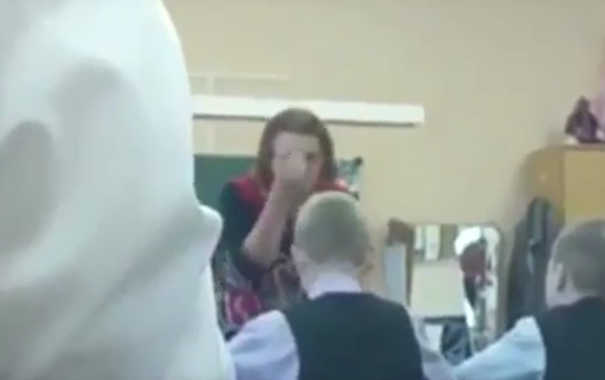 Учитель музыки кричит на учащихся 6-го класса одной из школы Пушкинского района. Фото Все - скриншот YouTube