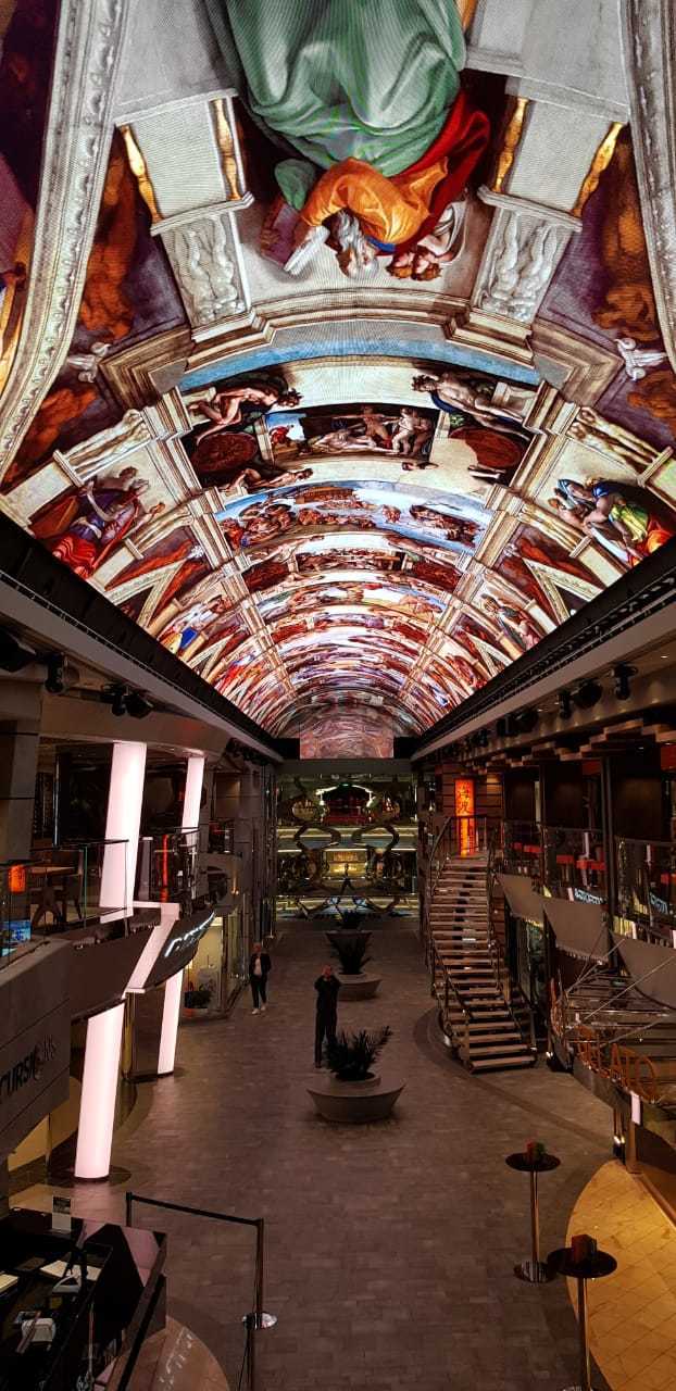 96-метровый крытый променад с куполом в виде огромного светодиодного экрана площадью 480 кв. метров. 