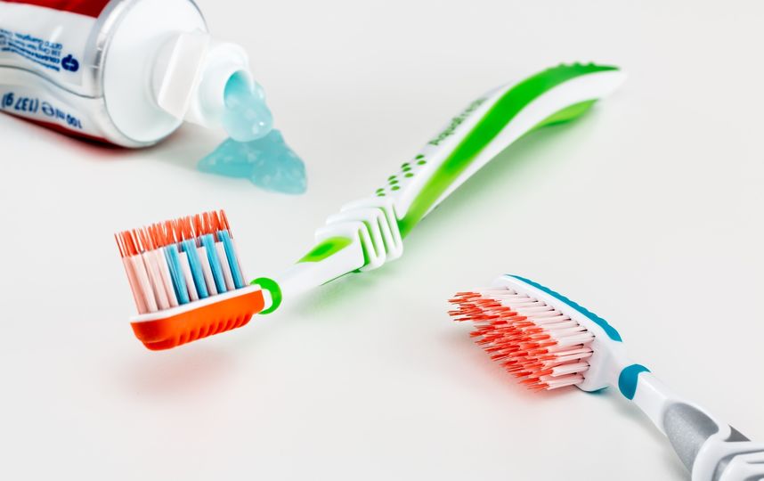 Когда мы используем обычную зубную щётку, то в среднем, по рекомендации специалистов, совершаем лишь 10 очищающих движений на каждом сегменте. Фото Pixabay