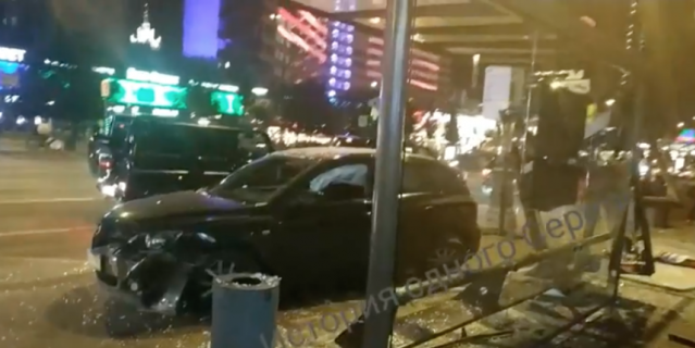 Автомобиль на полном ходу врезался в остановку в центре Москвы