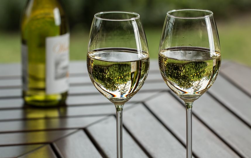 Наиболее "безвредным" алкогольным напитком респонденты считают вино (51%). Фото Pixabay