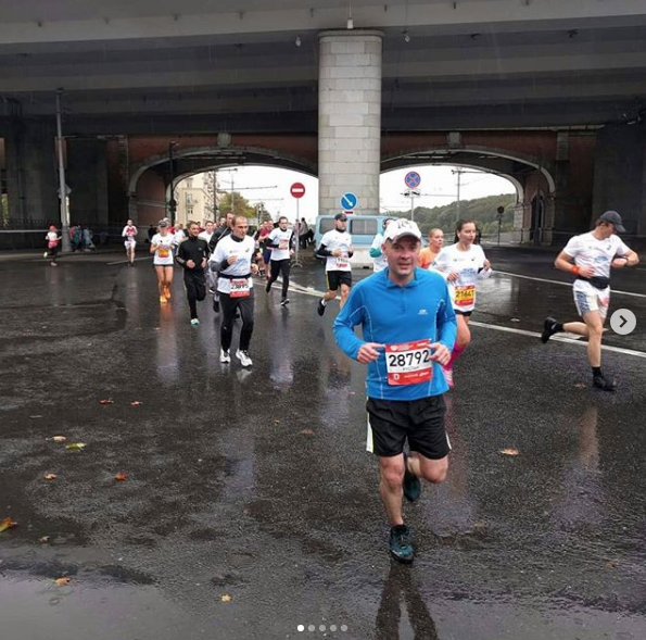 Московский марафон прошёл под дождём, но бегуны не отчаивались. Фото Скриншот Instagram @farkhutdinovr.