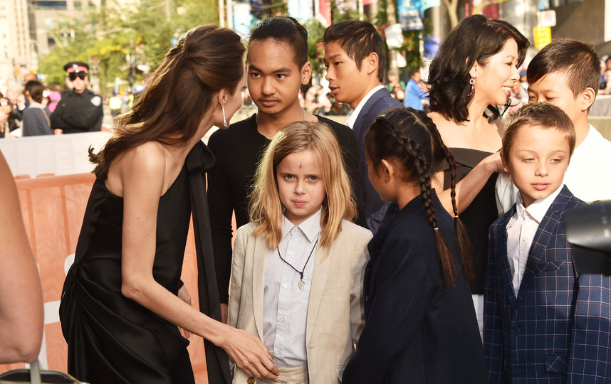 Анджелина Джоли с детьми. Фото Getty