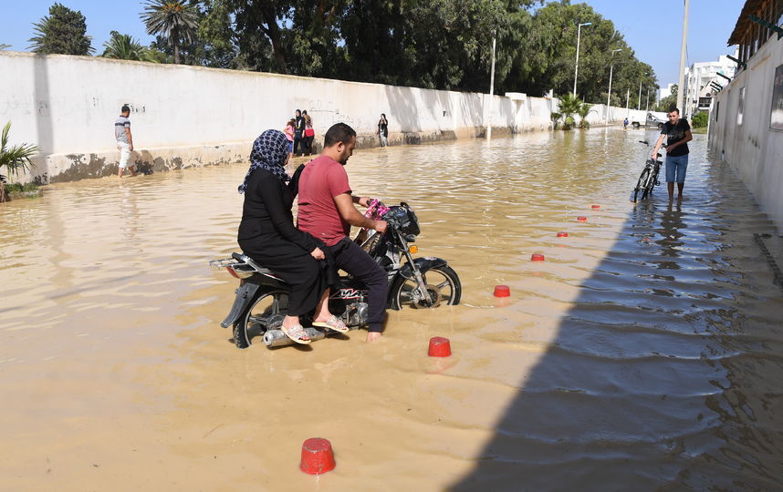 Последствия потопа в Тунисе. Фото AFP