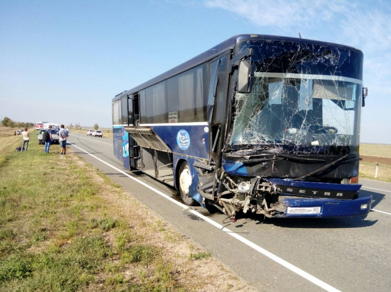 Пять человек погибли в ДТП с рейсовым автобусом в Крыму. Фото www.82.mchs.gov.ru