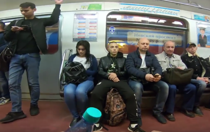 pod-yubku-v-transporte-u-sidyachih-devushek-orgiya-s-odnoy-devushkoy-smotret-onlayn