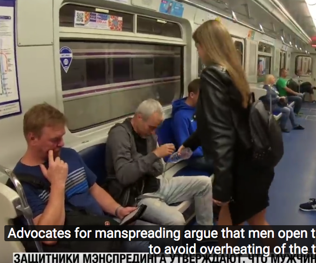 В Петербурге девушка обливает мужчин, чтоб отучить от дурной привычки. Фото Все - скриншот YouTube