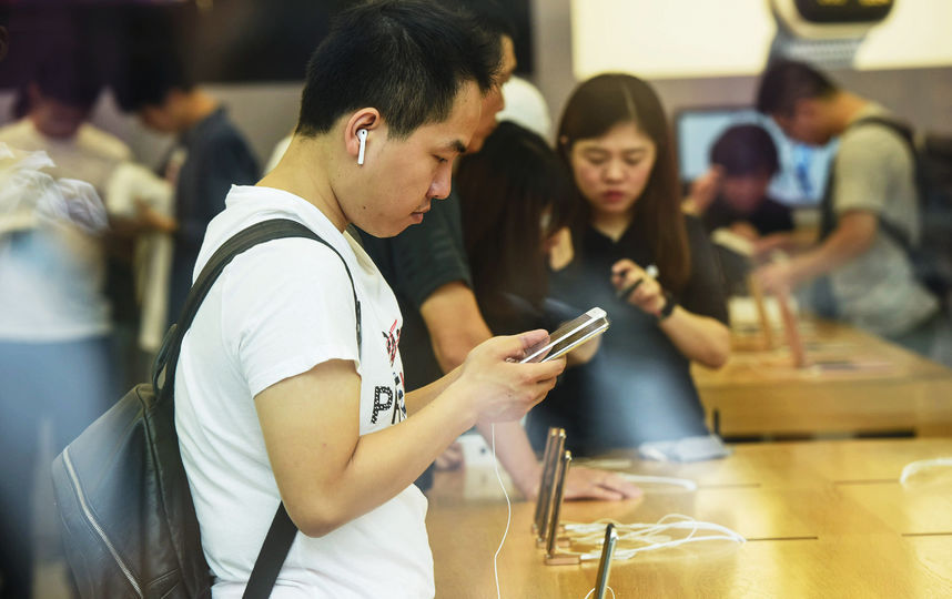 Первый день продаж новой линейки iPhone в Китае. Фото AFP