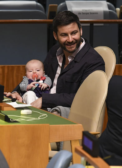 В Нью-Йорке проходит 73-я сессия Генассамблеи ООН. На фото: муж премьер-министра Новой Зеландии Джасиды Арден, которая принесла на слушания трёхмесячную дочь. Фото AFP