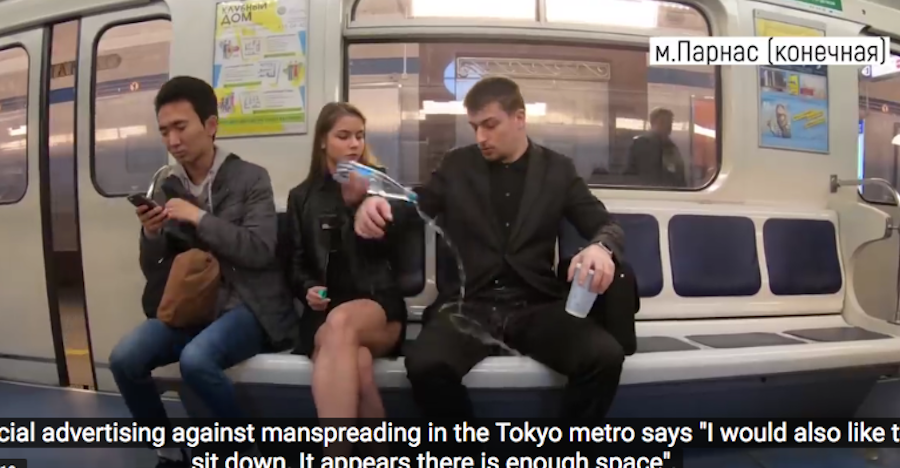 Манифест в петербургском метро против широко расставляющих ноги мужчин вызвал жаркие споры.Архив. Фото Скриншот Youtube