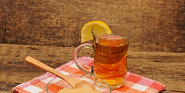 Горячий чай с лимоном. Горячий чай с лимоном.