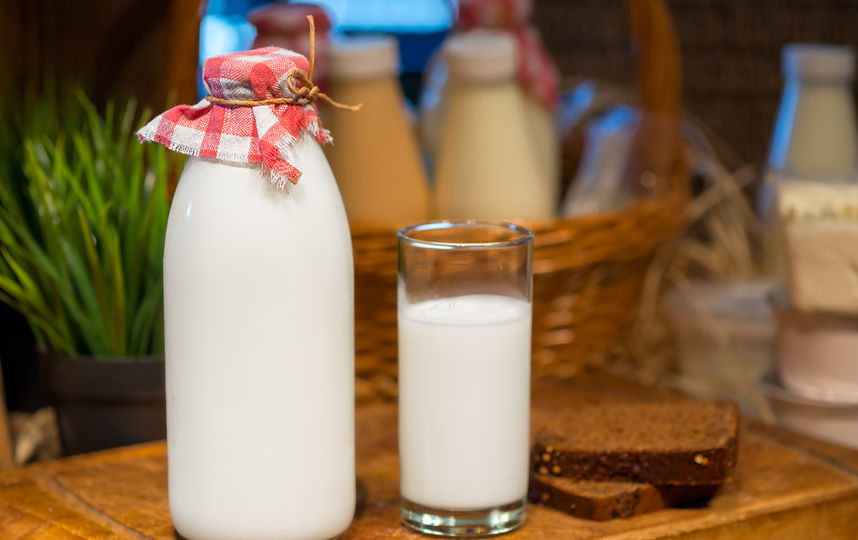 Тёплое молоко со сливочным маслом. Фото pressfoto
