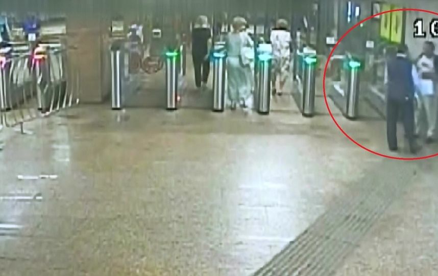 Инцидент зафиксировали камеры видеонаблюдения. Фото предоставлено пресс-службой УВД на Московском метрополитене.