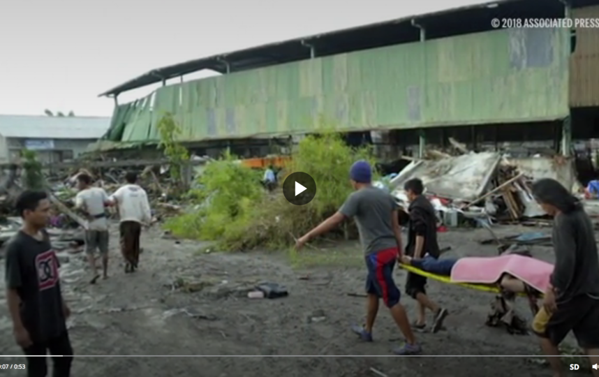 Число жертв землетрясения и цунами в Индонезии превысило 800 человек. Фото скриншот видео www.ria.ru