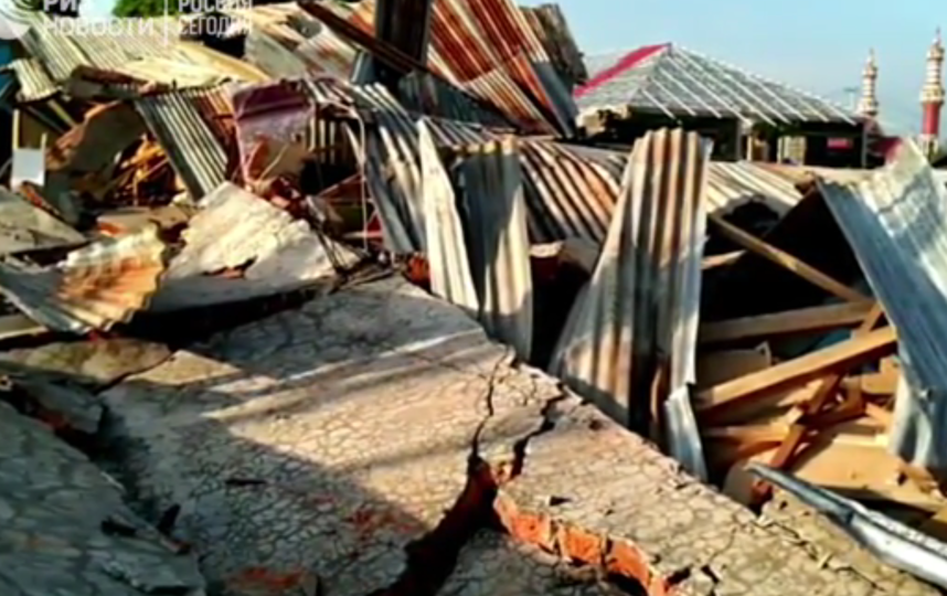 Число жертв землетрясения и цунами в Индонезии превысило 800 человек. Фото скриншот видео www.ria.ru