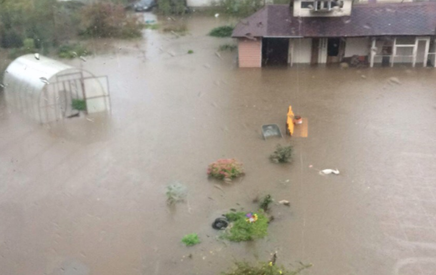 В Ленобласти затопило поселок - в Рощино улицы превратились в реки. Фото vk.com/spb_today