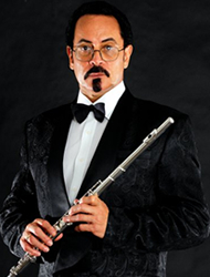 А это флейтист Tee Mac, фото которого использовал «врач». Фото  teemaciseli.com