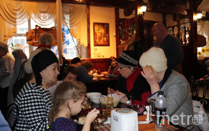 Пожилые люди приходят в кафе, чтобы не только поесть, но и пообщаться друг с другом. Фото предоставлено Александрой Синяк, "Metro"
