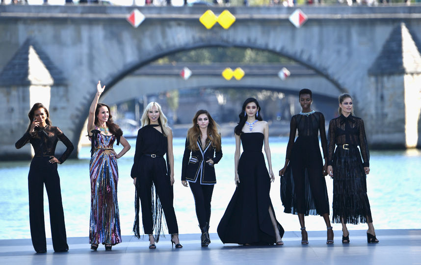 Гулять по воде: Ева Лонгория, Винни Харлоу и другие на L'Oreal Fashion Show. Фото Getty