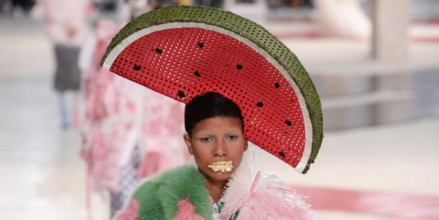 Модели с арбузами на головах прошли по подиуму Paris Fashion Week: Фото
