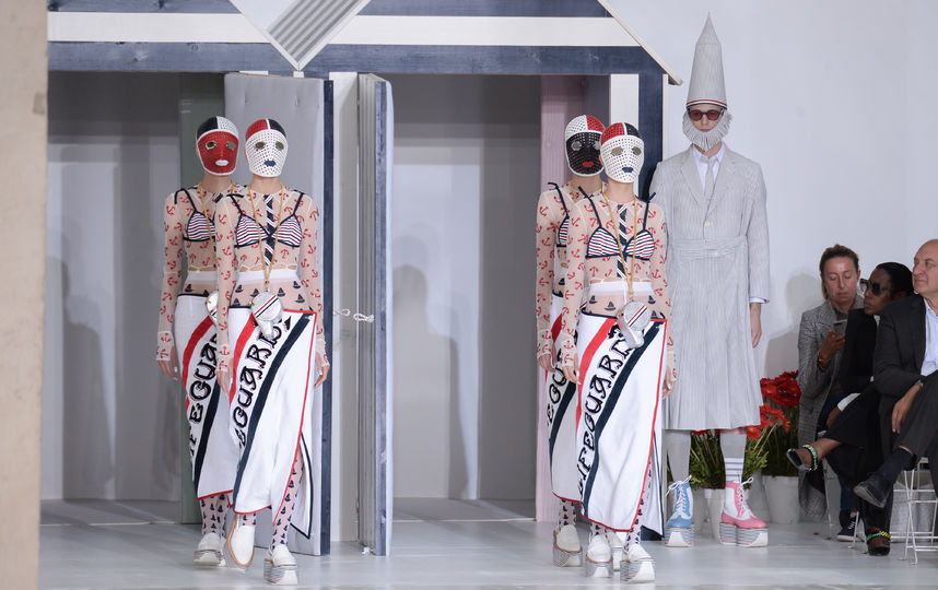Модели с арбузами на головах прошли по подиуму Paris Fashion Week: Фото. Фото Getty