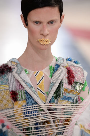 Модели с арбузами на головах прошли по подиуму Paris Fashion Week: Фото. Фото Getty