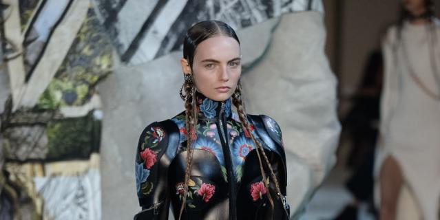 Показ Alexander McQueen на Неделе моды в Париже. Показ Alexander McQueen на Неделе моды в Париже.