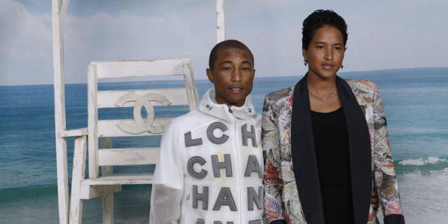Фаррелл Уильямс с женой, моделью Хелен Ласичан, на показе Chanel на Неделе моды в Париже. Фаррелл Уильямс с женой, моделью Хелен Ласичан, на показе Chanel на Неделе моды в Париже.