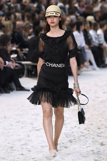 Показ Chanel на Неделе моды в Париже. Фото AFP