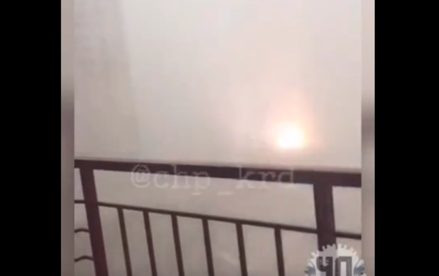 В Краснодаре упал строительный кран. Фото скриншот видео vk.com/id336385407