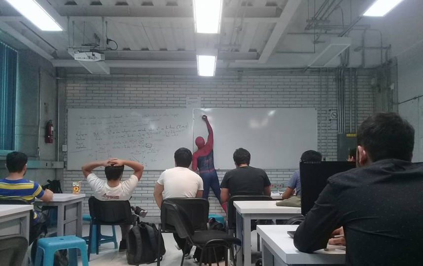 Преподаватель в Мексике ведёт занятия в костюме Человека-паука. Фото Предоставлено организаторами