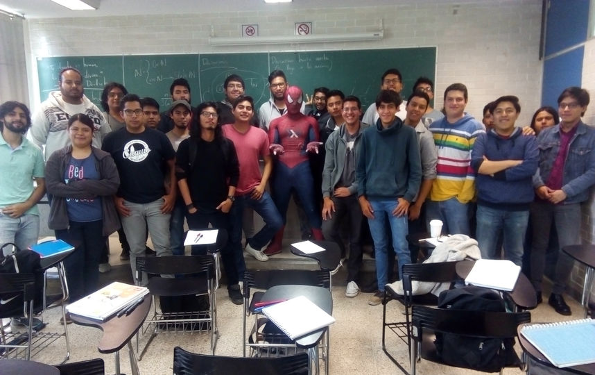 Преподаватель в Мексике ведёт занятия в костюме Человека-паука. Фото Предоставлено организаторами
