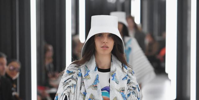 Показ Louis Vuitton на Неделе моды в Париже. Показ Louis Vuitton на Неделе моды в Париже.