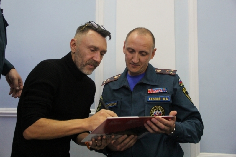 Сергей Шнуров побывал в гостях у петербургских пожарных. Фото 78.mchs.gov.ru