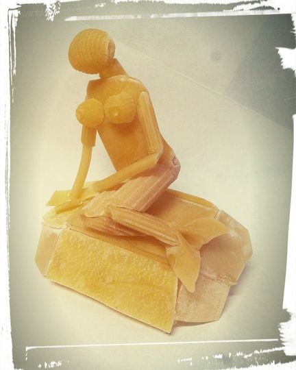 Скульптура "Русалочка" из макарон. Фото предоставлено Сергеем Пахомовым.