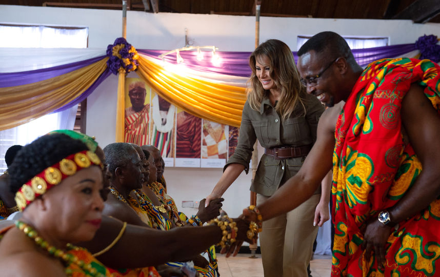 Мелания Трамп общается с жителями одного из дворцов Ганы. Фото AFP