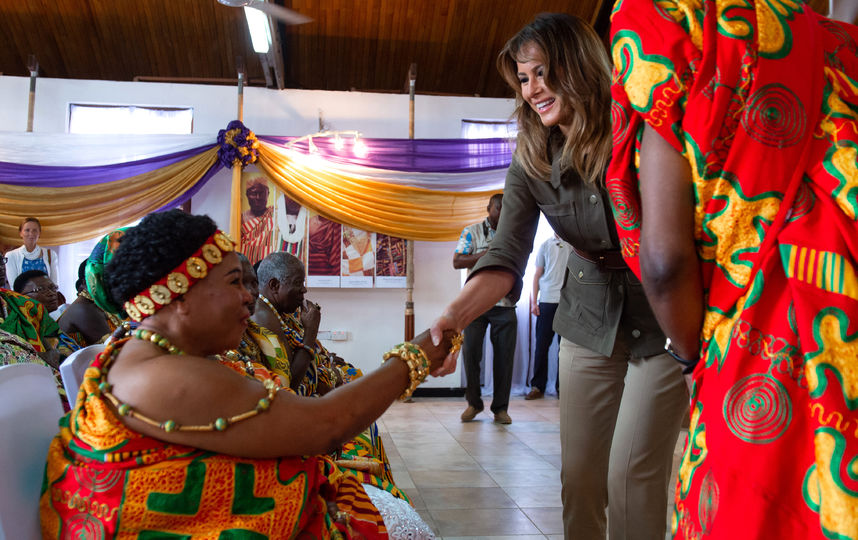Мелания Трамп общается с жителями одного из дворцов Ганы. Фото AFP