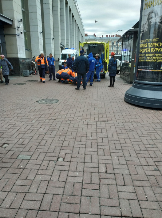 В Петербурге мужчина упал на рельсы в метро. Фото vk.com/spb_today