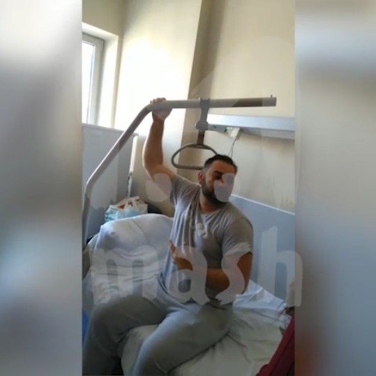 Виктор Соловьев в больнице после нападения футболистов. Фото Mash