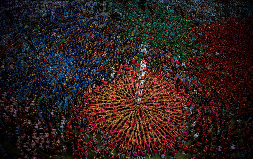 Фото с каталонского конкурса по сборке кастелей. Фото Getty