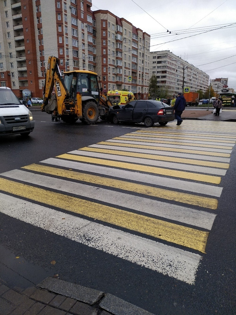 Стас Барецкий попал в жёсткое ДТП с трактором в Петербурге: фото |  10.10.2018 | Санкт-Петербург - БезФормата