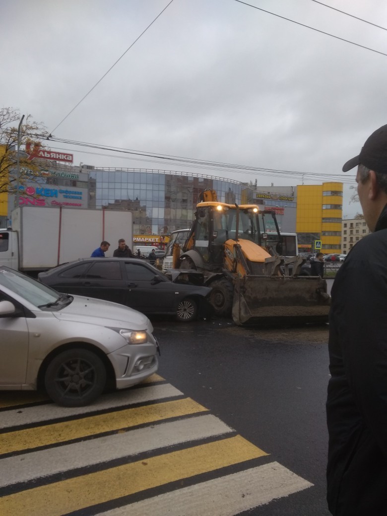 Стас Барецкий попал в жёсткое ДТП с трактором в Петербурге: фото |  10.10.2018 | Санкт-Петербург - БезФормата