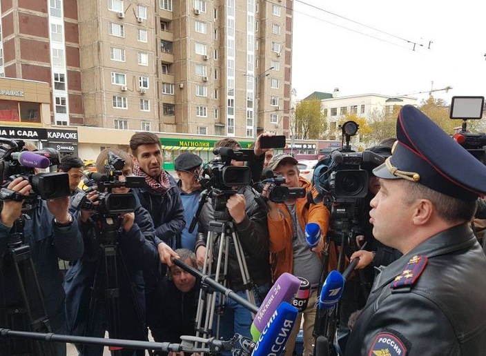 Перед входом в отделение полиции, куда должны были прибыть Мамаев и Кокорин. 