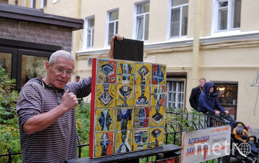 Алексей считает, что благодаря его картинам в петербургском дворе становится светлее. Фото Алёна Бобрович, "Metro"