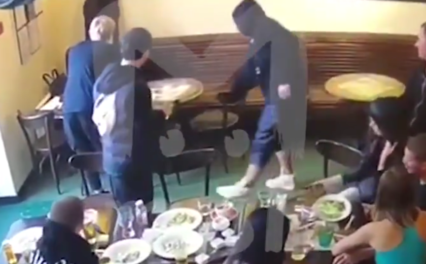 Кадры драки в московском кафе с участием Кокорина и Мамаева. Фото скриншот видео