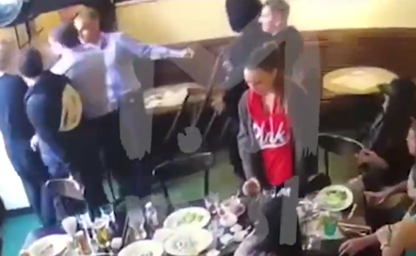 Кадры драки в московском кафе с участием Кокорина и Мамаева. Фото скриншот видео