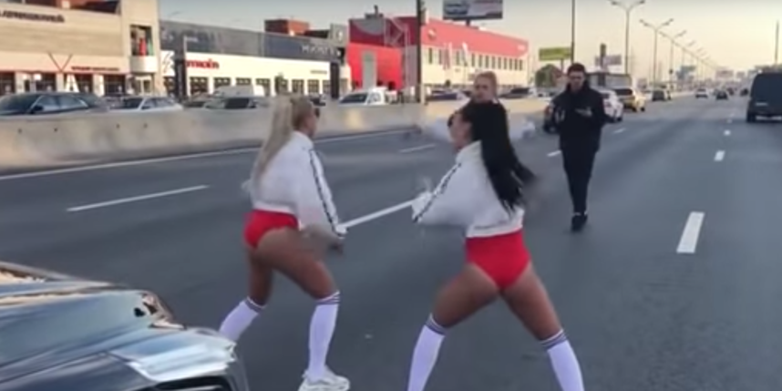 Дрочат яйца, жена захотела в людных местах